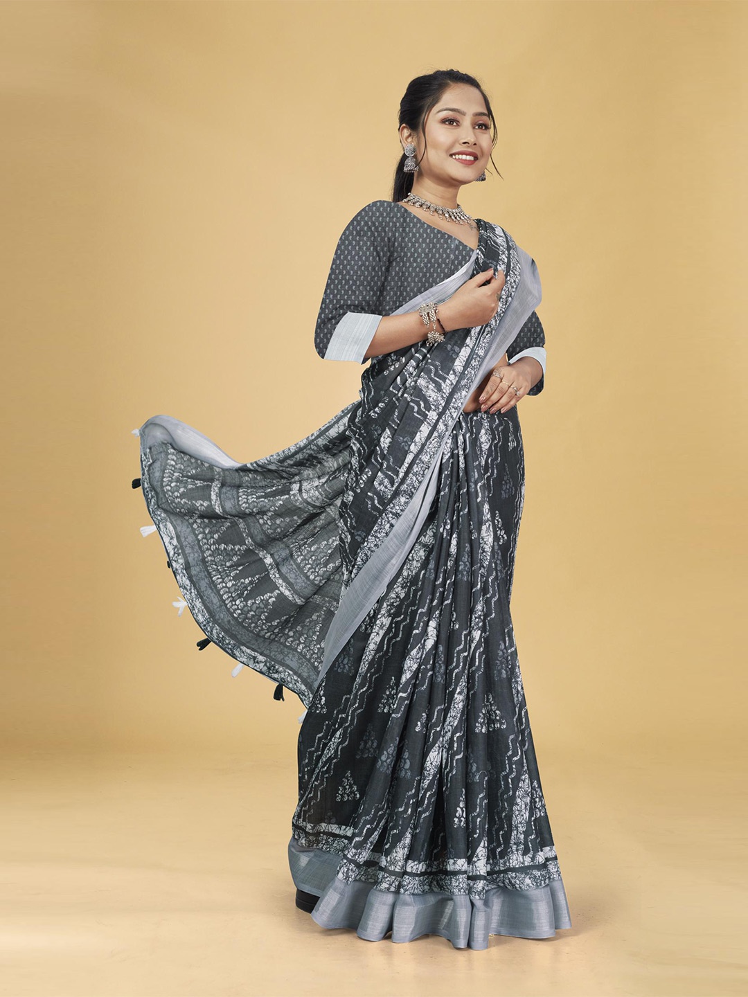 

Fevinaa Geometric Printed Saree, Black