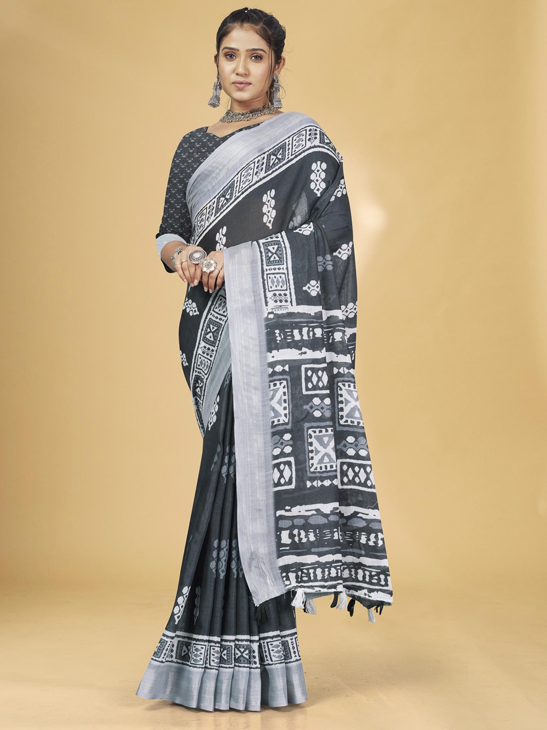 

Fevinaa Geometric Printed Zari Saree, Black