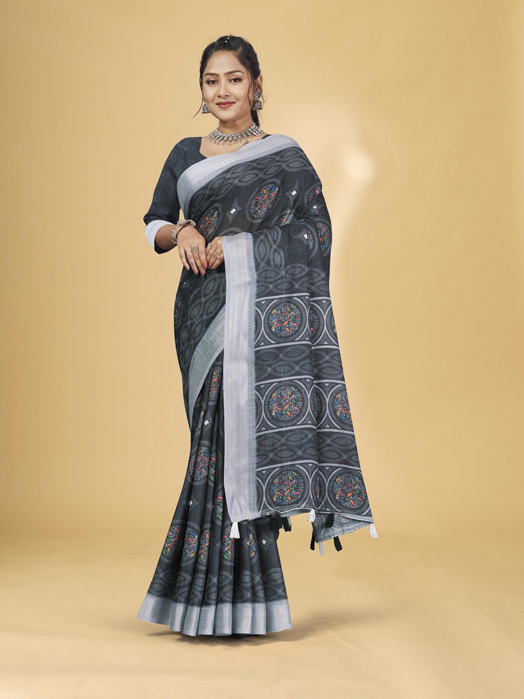 

Fevinaa Ethnic Motifs Printed Saree, Black