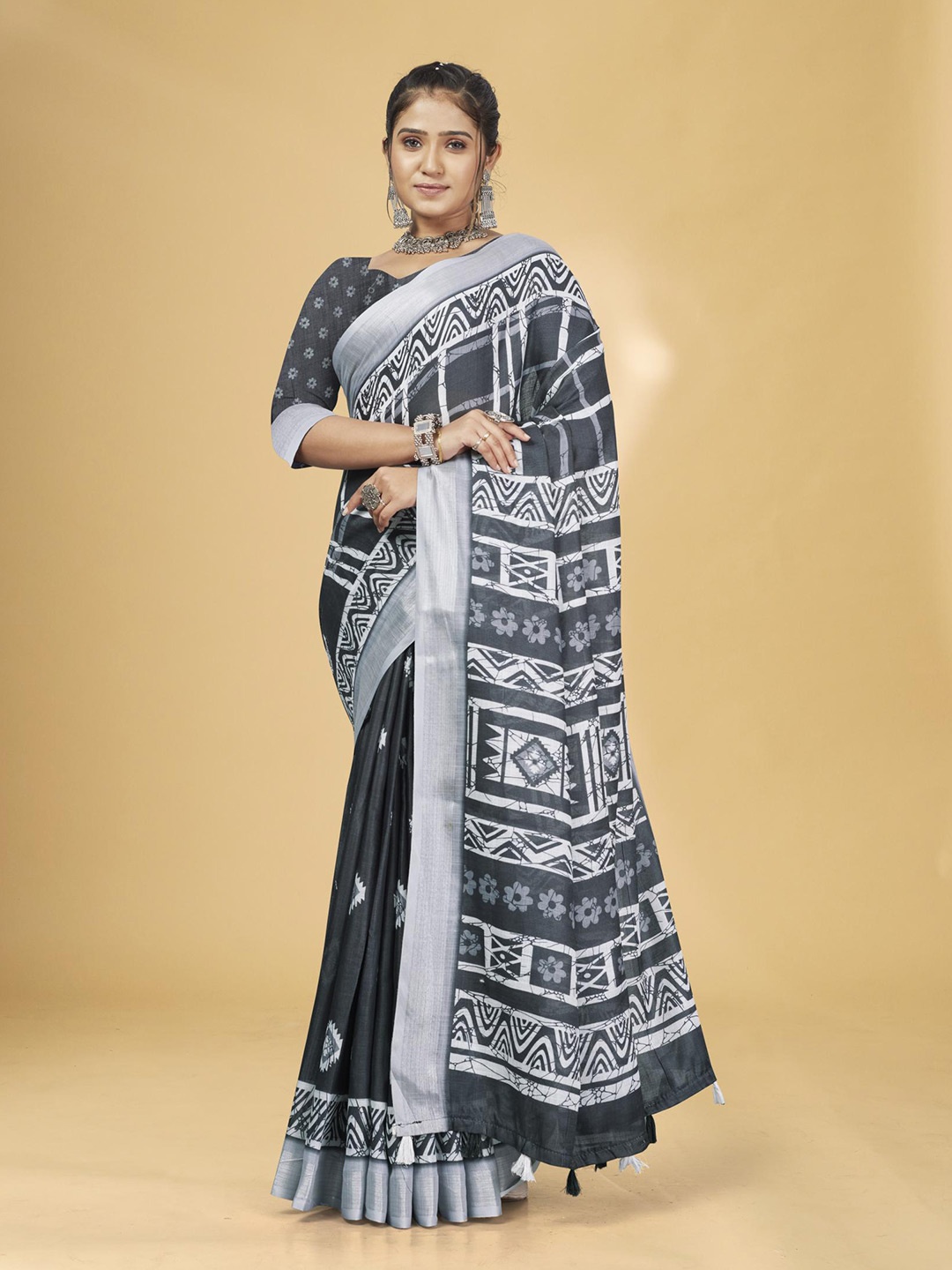 

Fevinaa Ethnic Motifs Printed Saree, Black