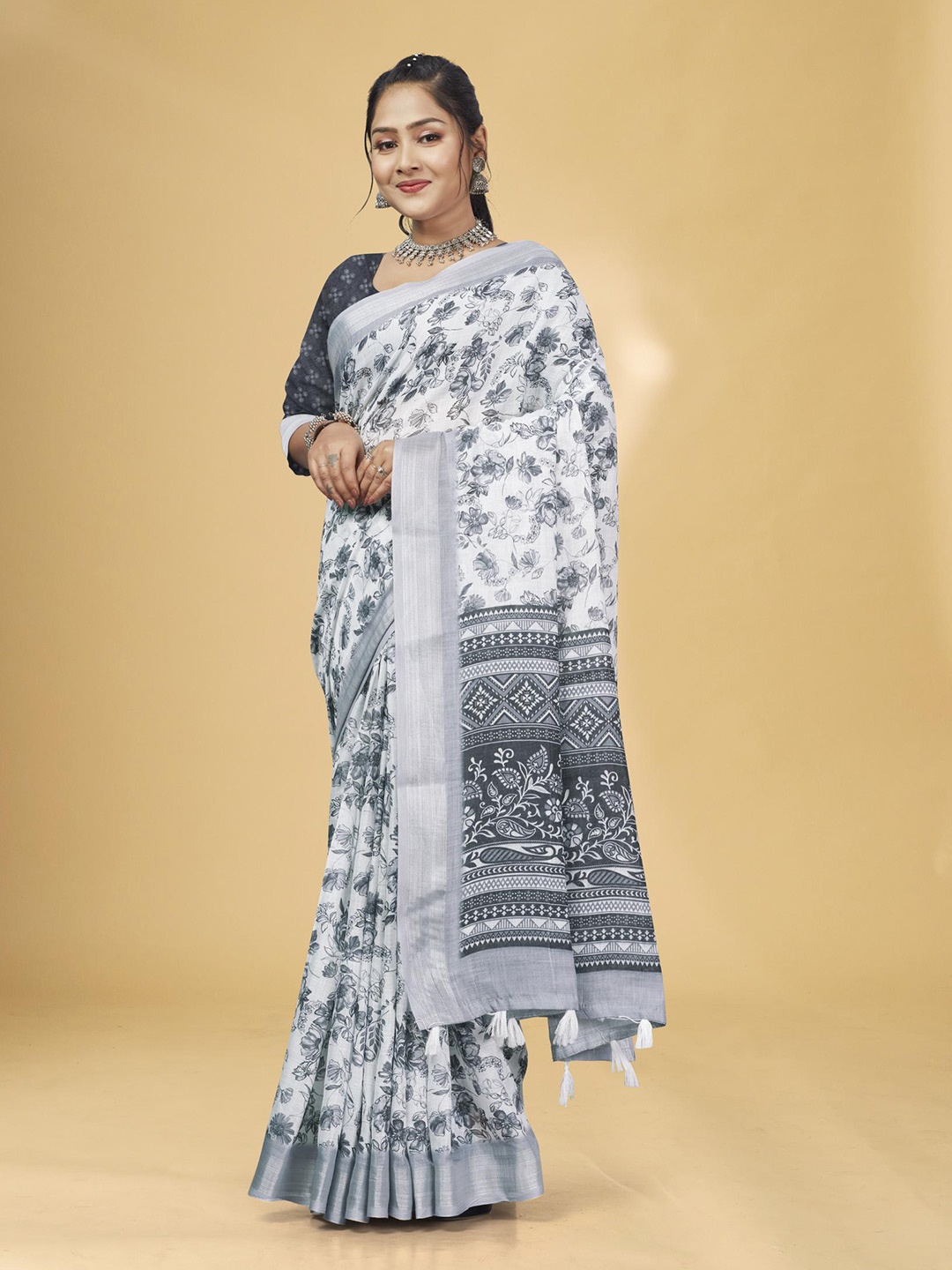 

Fevinaa Floral Printed Saree, Black