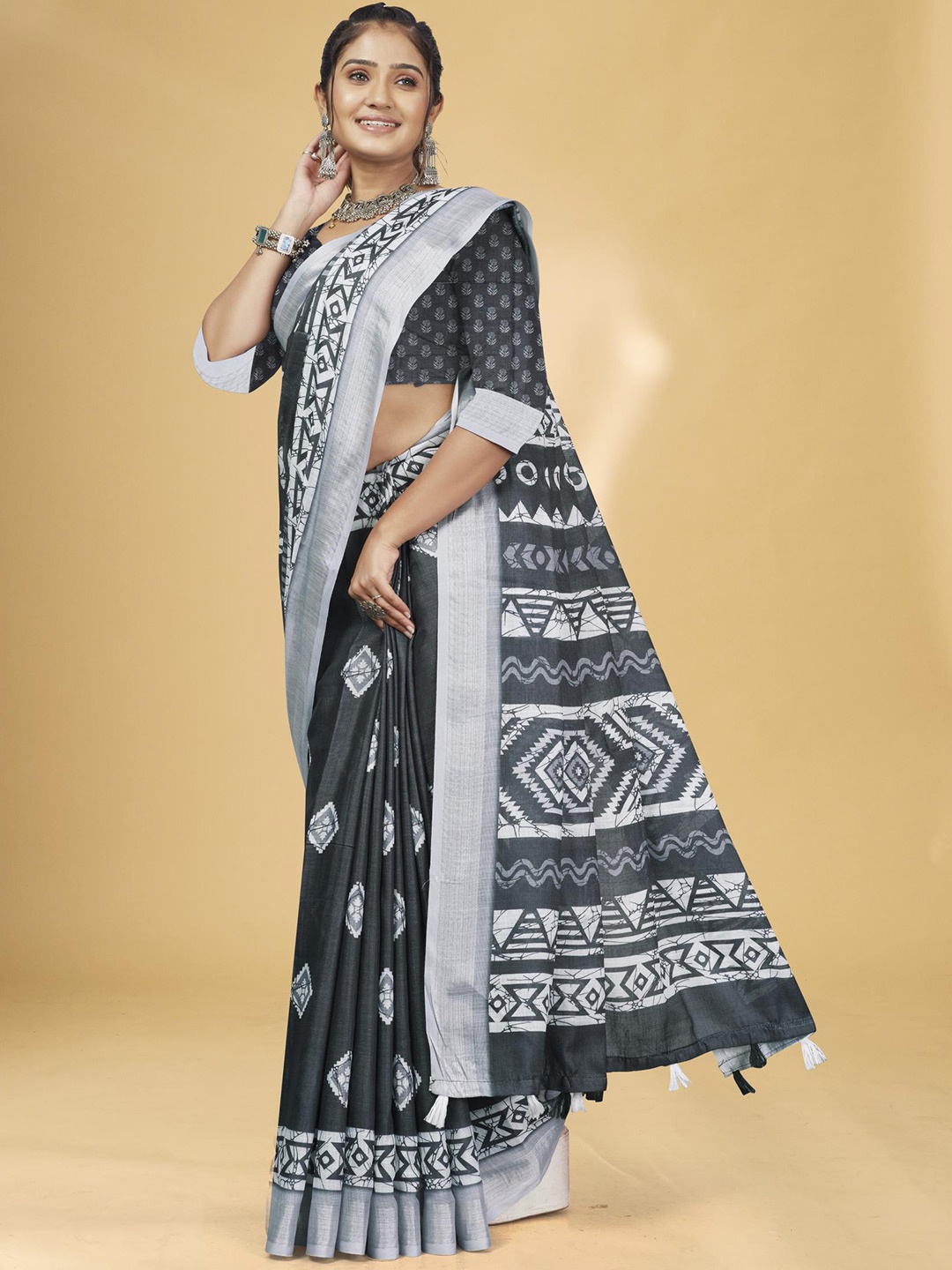 

Fevinaa Ethnic Motifs Printed Saree, Black