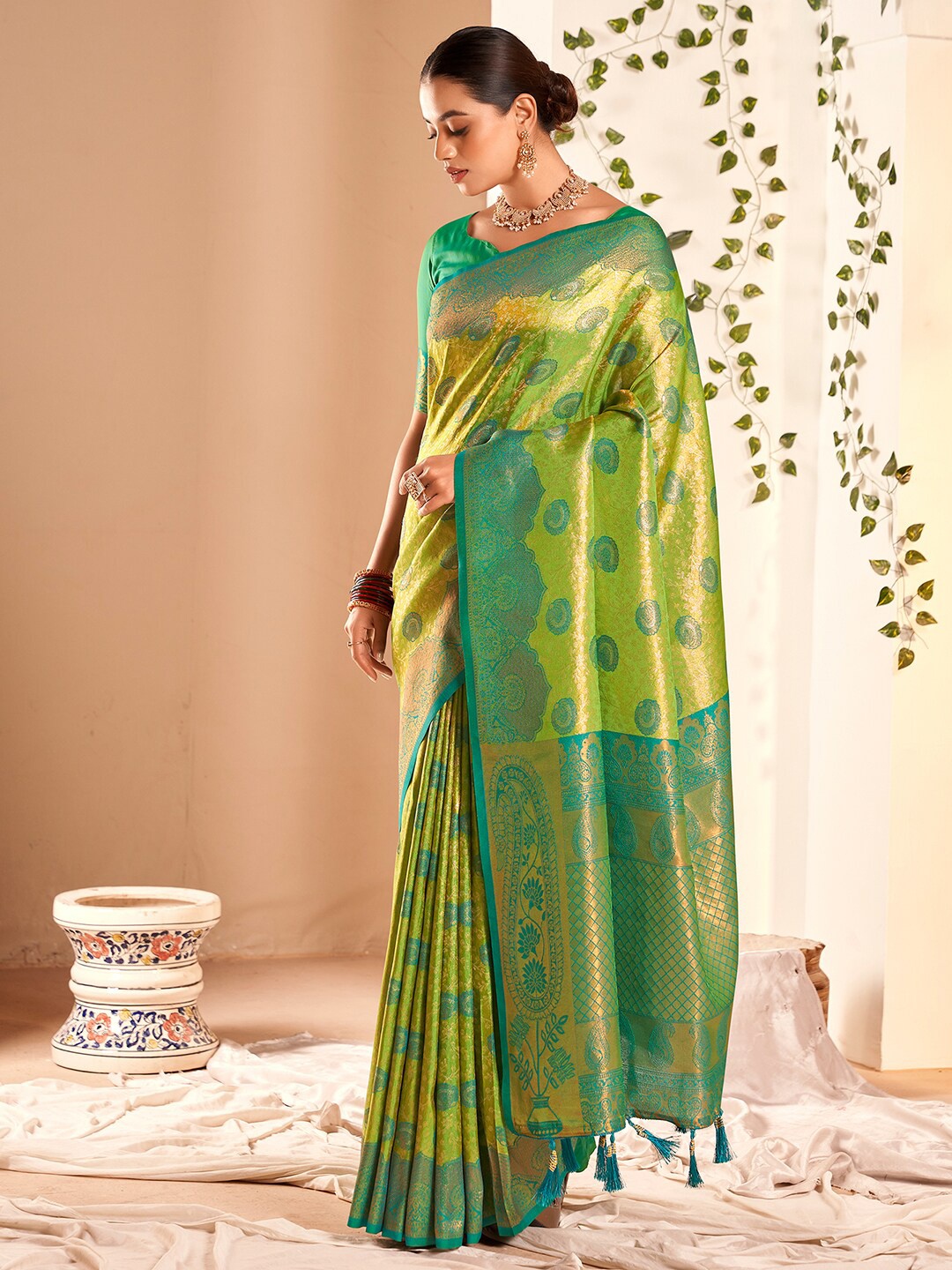 

Mitera Ethnic Motif Woven Design Zari Saree, Green