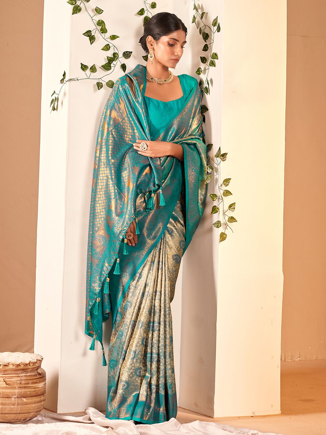 

Mitera Ethnic Motifs Woven Design Zari Saree, Green