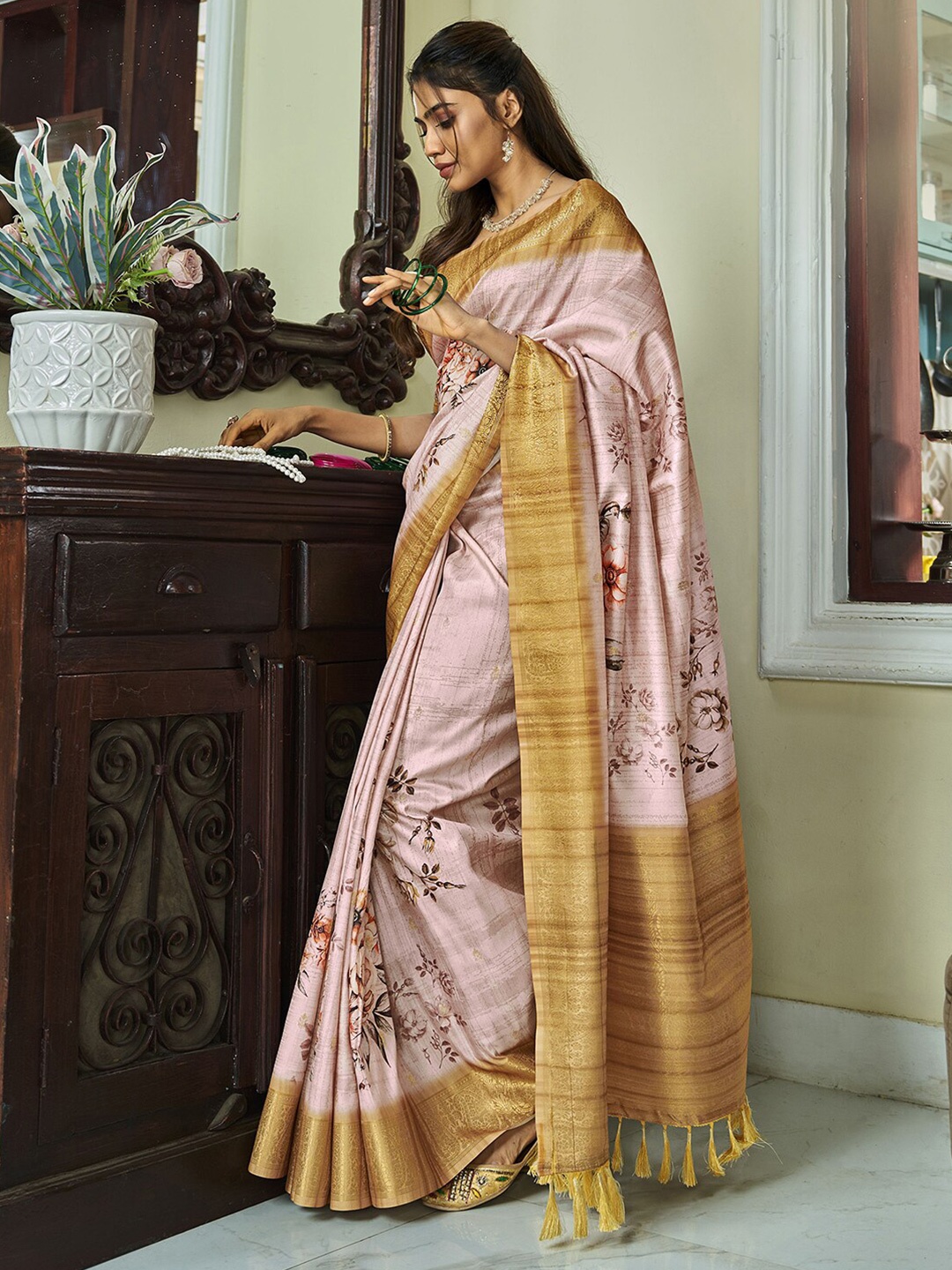 

Satrani Floral Printed Woven Design Zari Saree, Peach