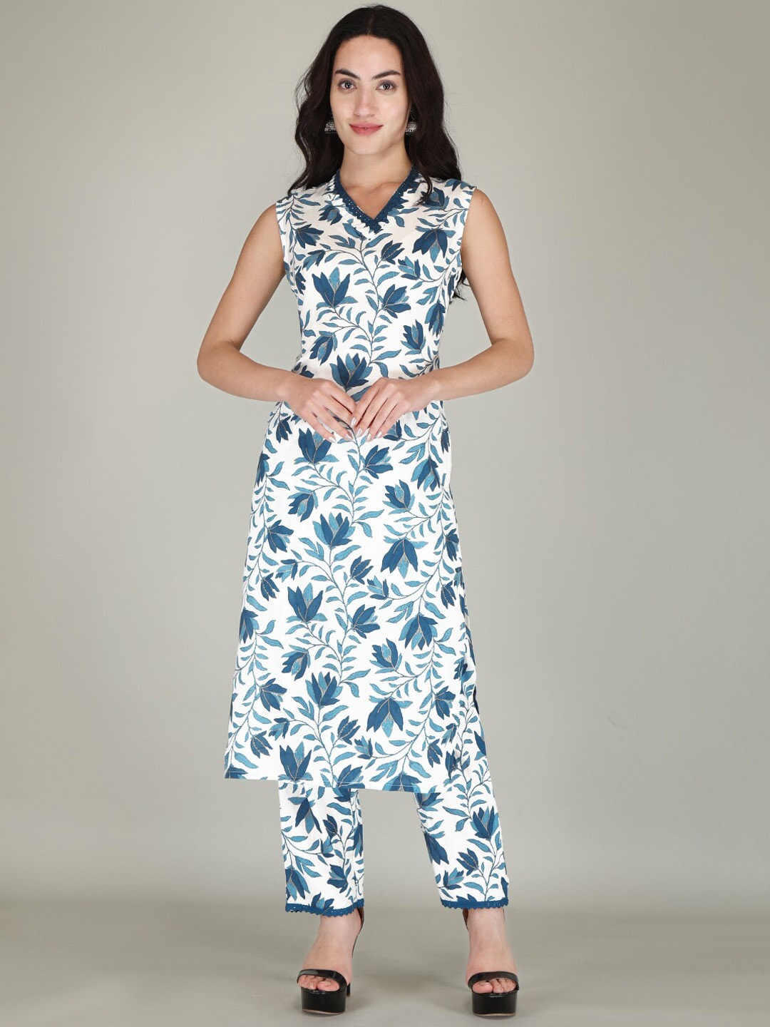 

PARTHVI Floral Printed Sleeveless Phulkari Kurta with Trousers, Blue