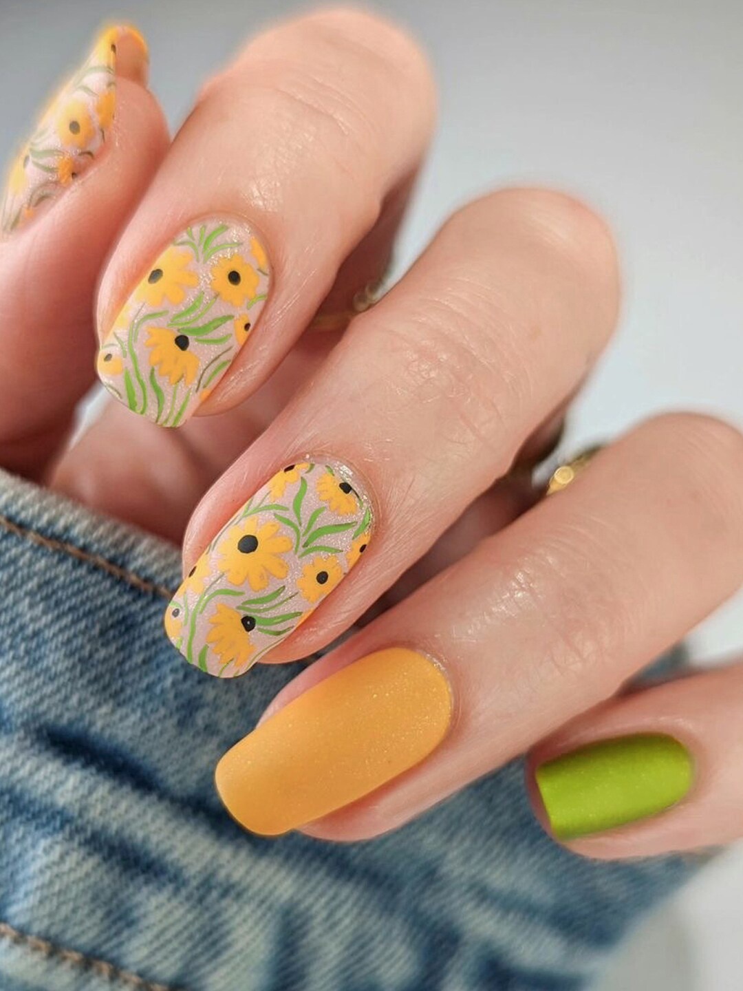 

Secret Lives 24 Pcs Sunflower Design False Nails, Yellow