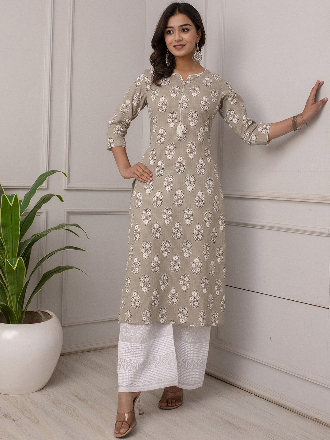 

Nayo Grey & White Floral Printed Notch Neck Cotton Straight Kurta