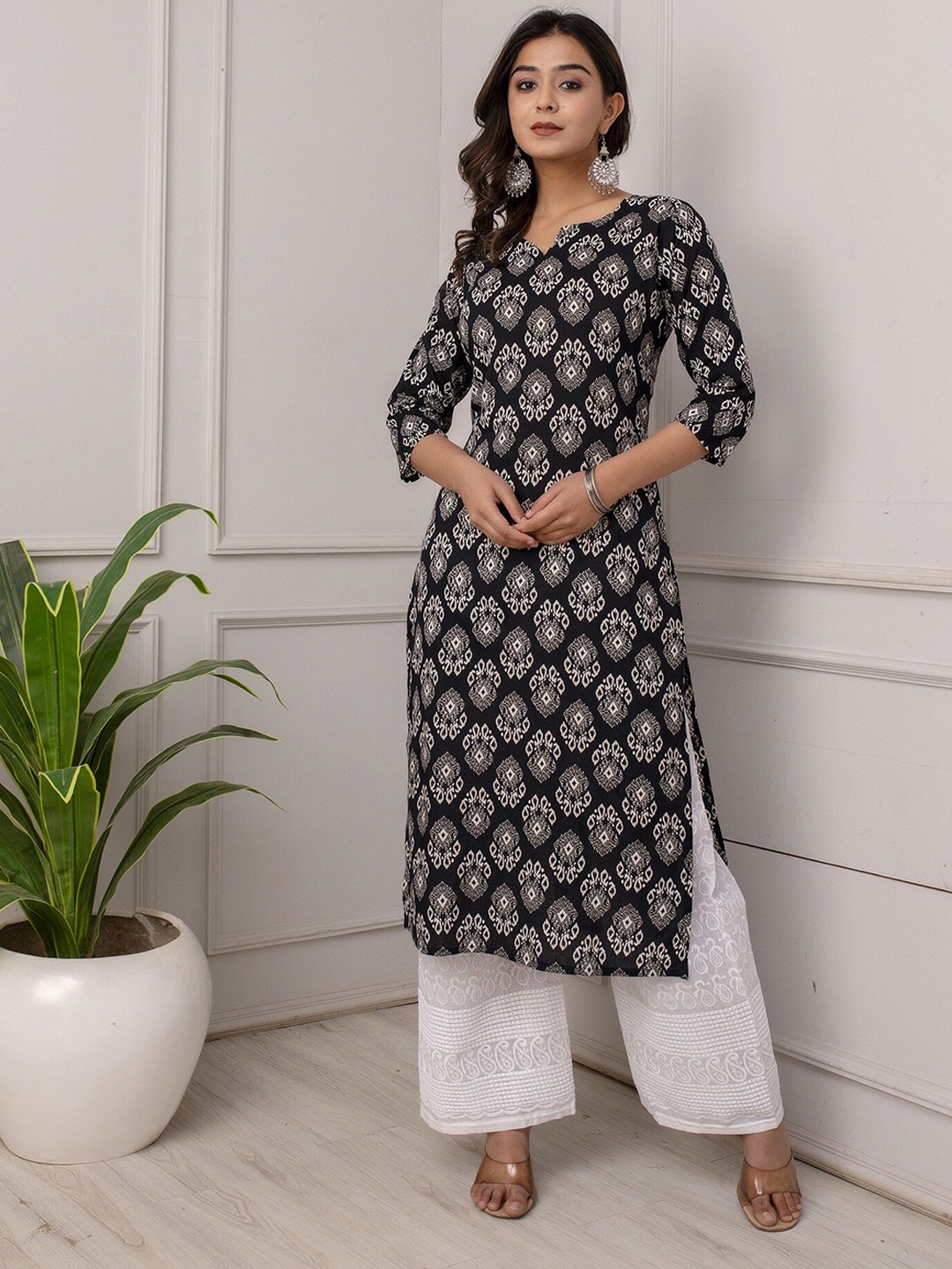 

Nayo Black & White Ethnic Motifs Printed Notch Neck Cotton Straight Kurta