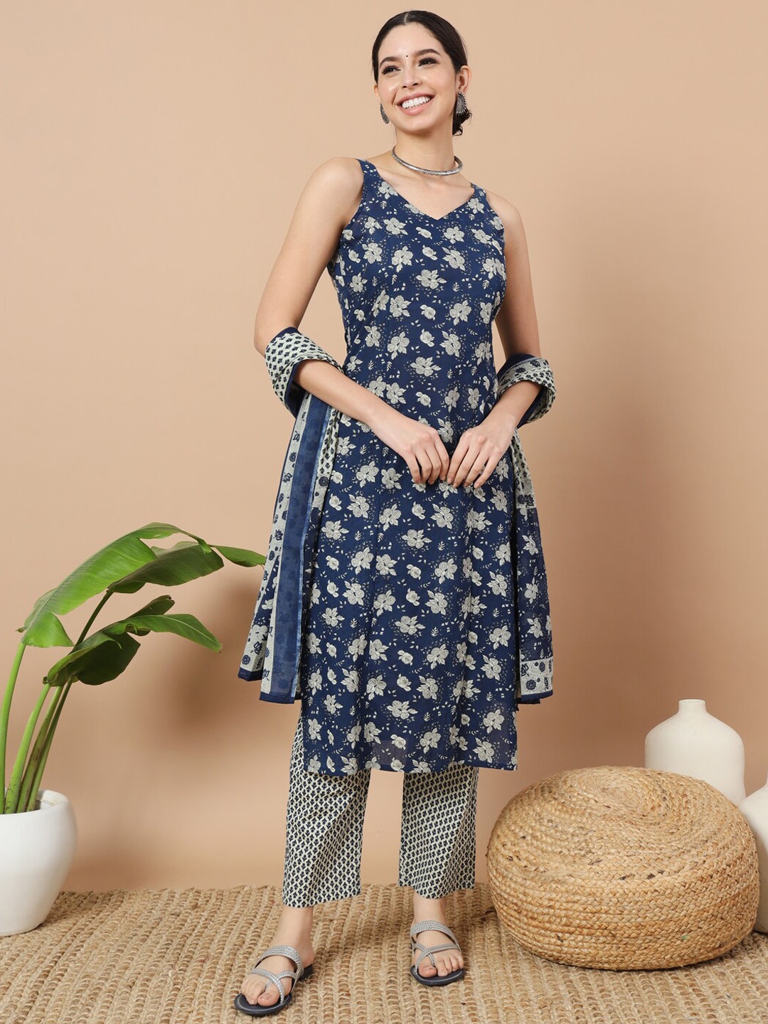

Yufta Floral Printed Regular Pure Cotton Kurta with Trousers & With Dupatta, Blue