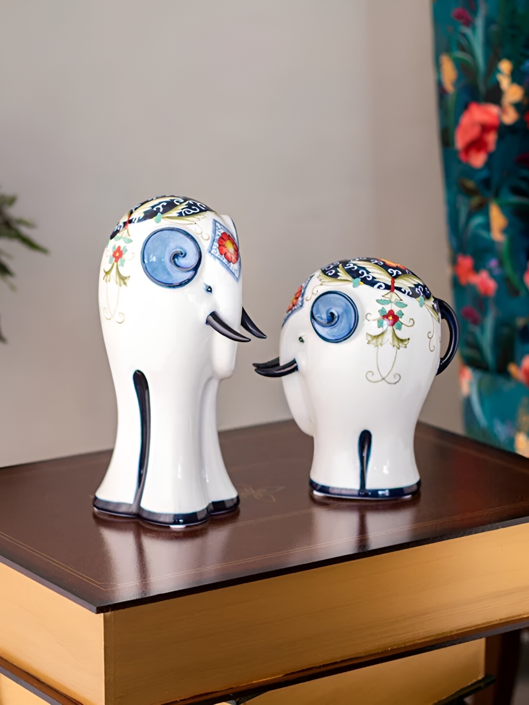 

THEDECORKART White Figurine Showpiece