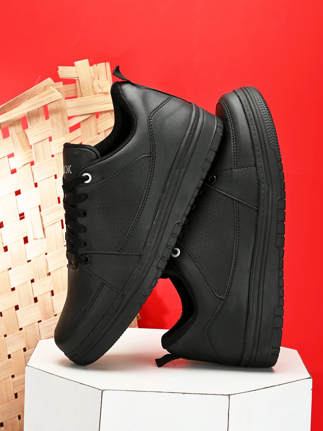 

Killer Men Perforations Round Toe Lightweight Sneakers, Black