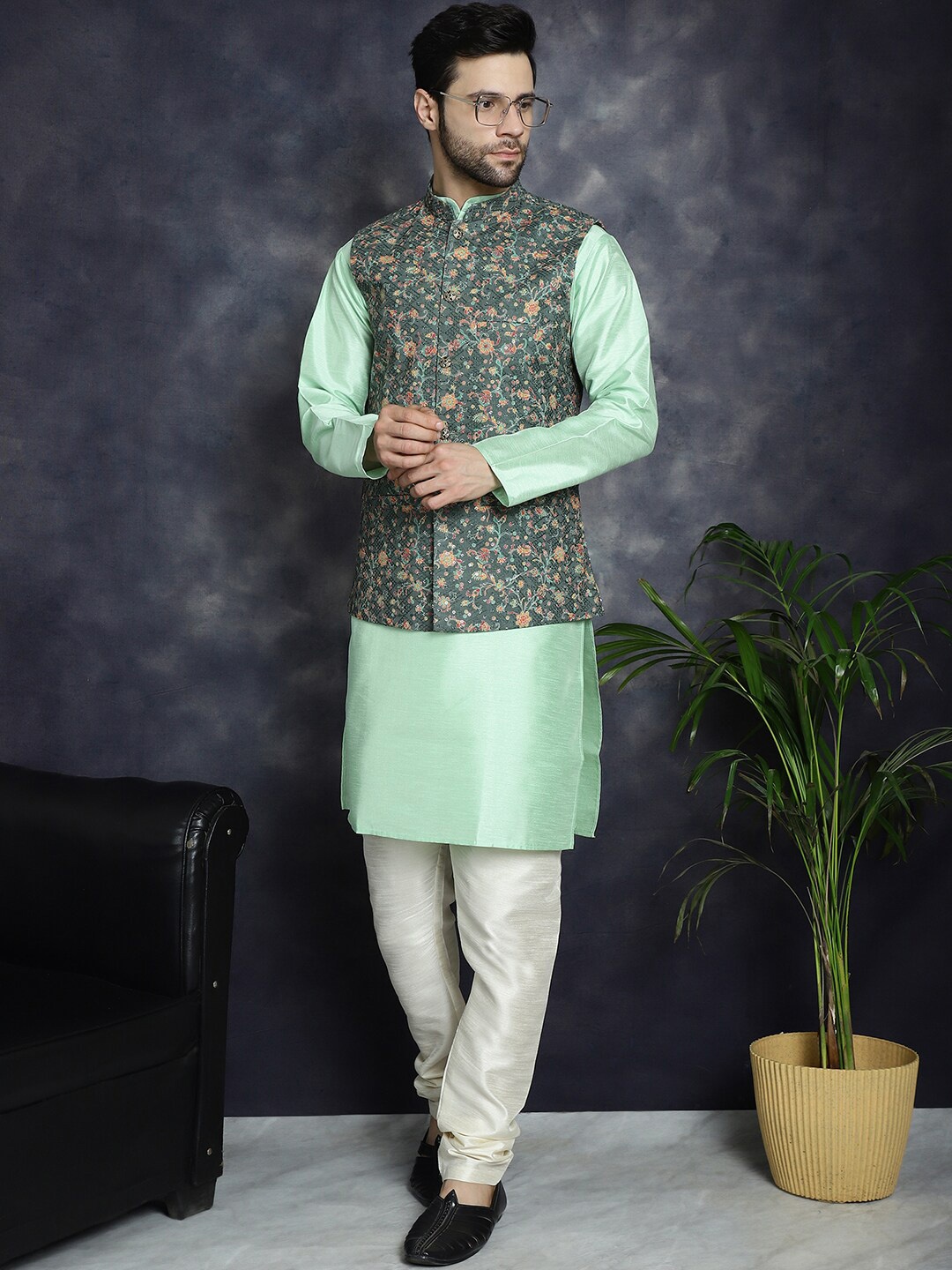 

Anouk Mandarin Collar Kurta With Pyjama With Nehru Jacket, Green