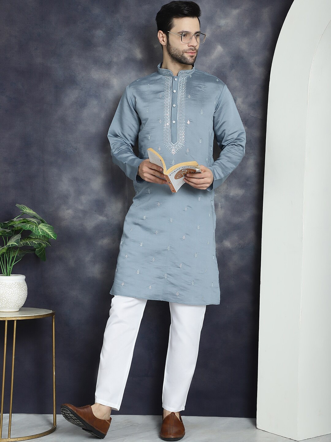 

Anouk Floral Embroidered Kurta With Pyjama, Grey