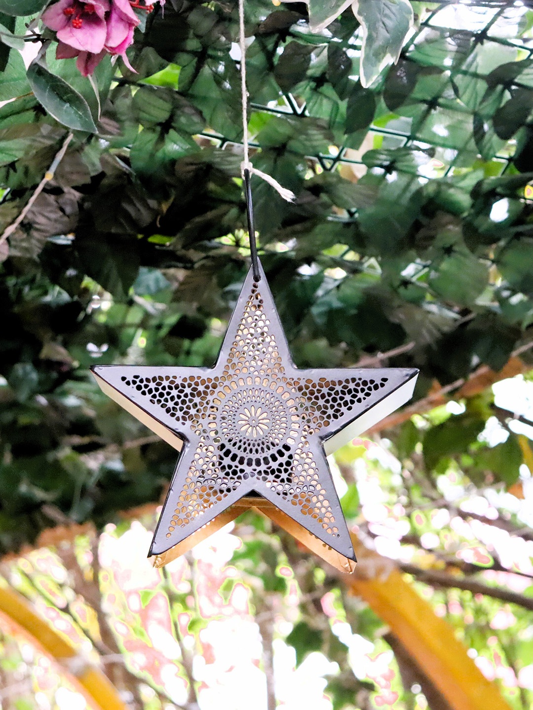 

HOSLEY Black Star Shaped Textured Hanging Tealight Candle Holder