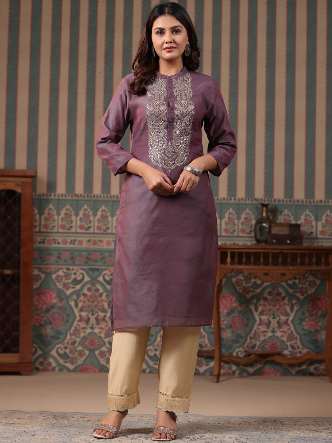 

FASHOR Ethnic Motifs Embroidered Chanderi Silk Straight Kurta, Lavender