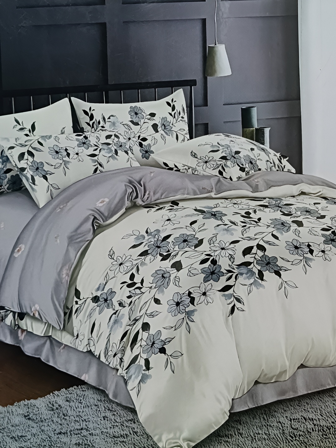 

Signature Cream-Coloured & Grey Floral 180 TC King Bedsheet with 1 Pillow Covers