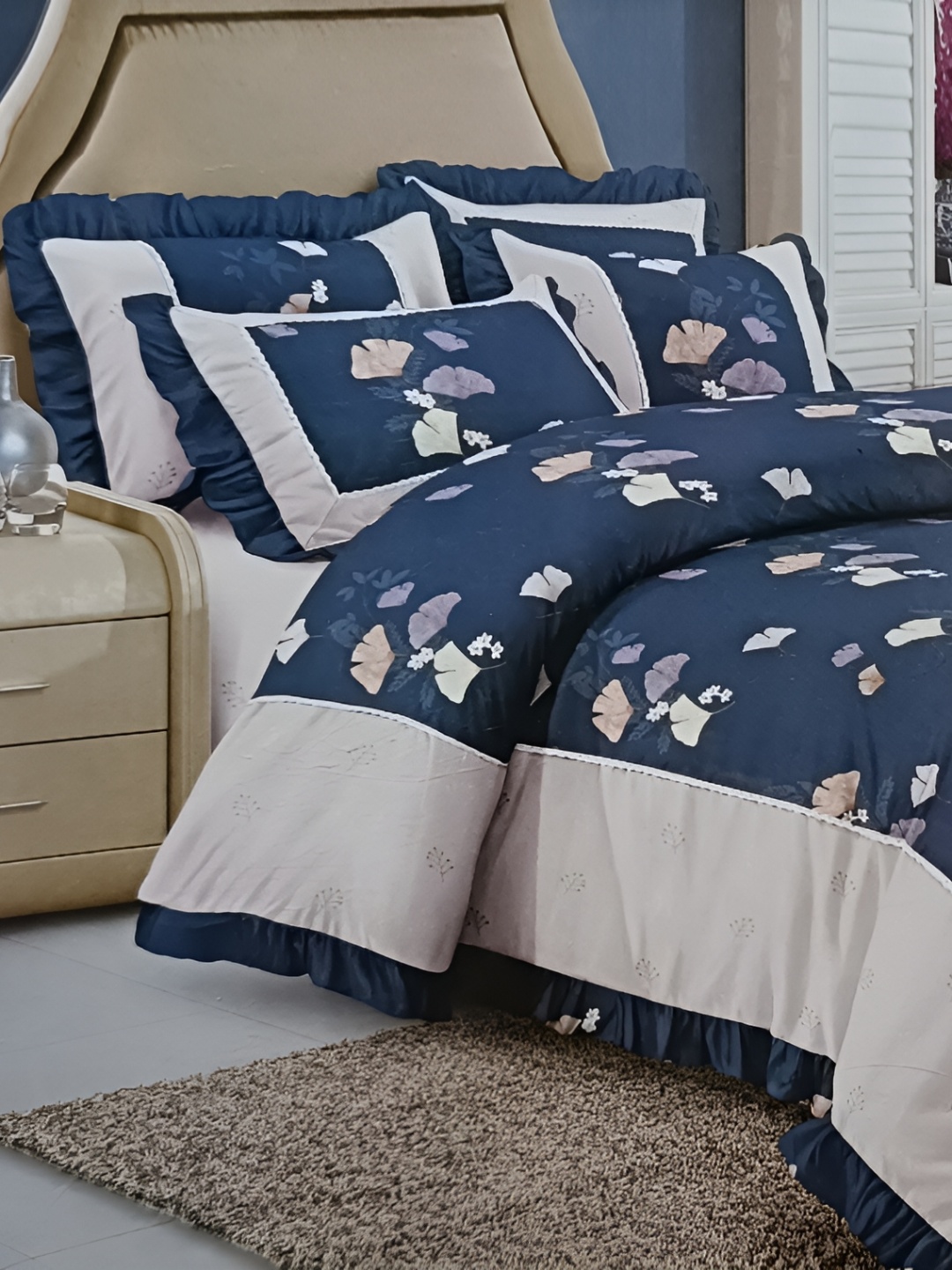 

Signature Blue & White Floral 180 TC 2 King Bedsheet with 1 Pillow Covers