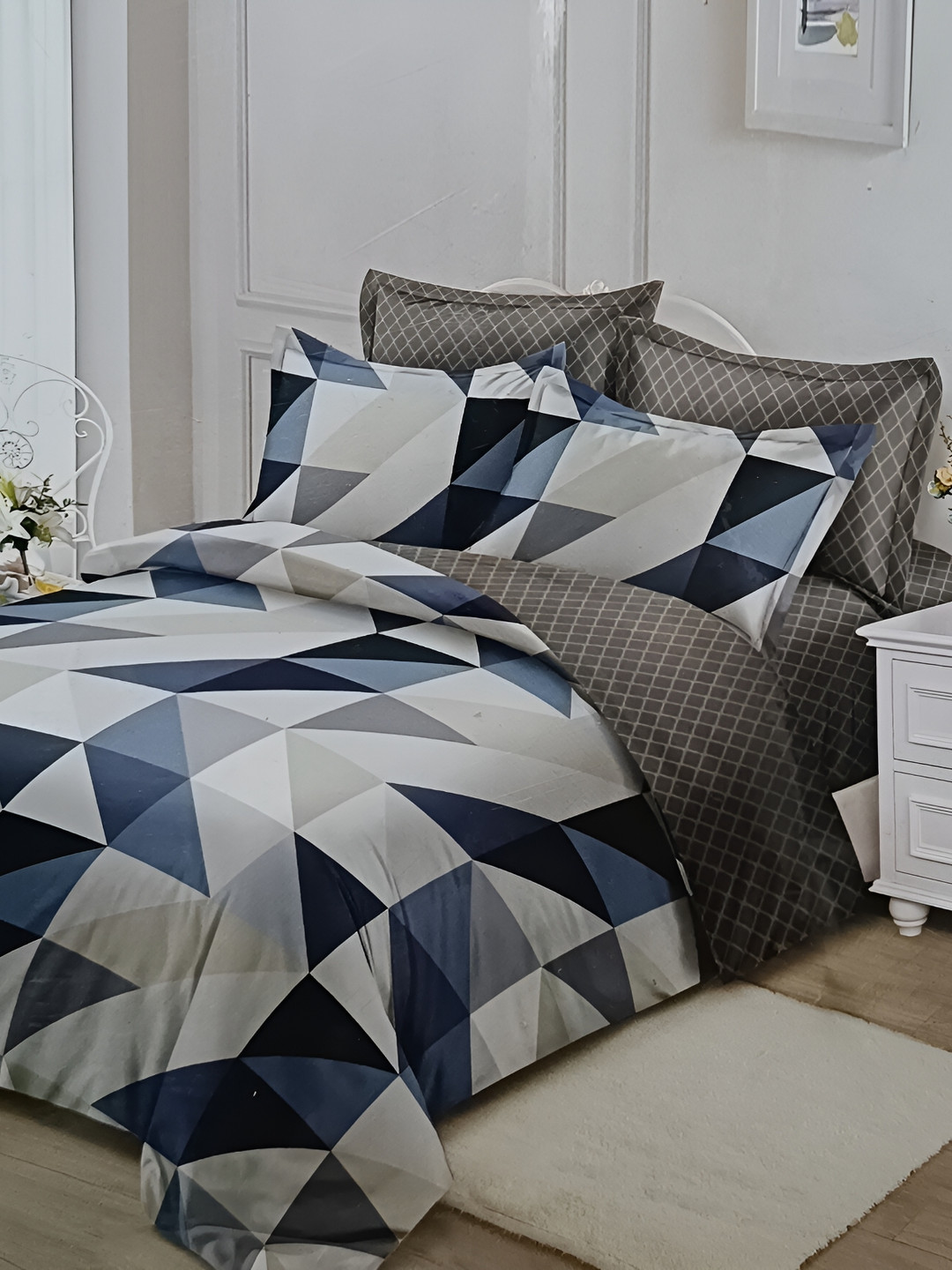 

Signature White & Blue Geometric Microfiber 180 TC King Bedsheet With 4 Pillow Covers