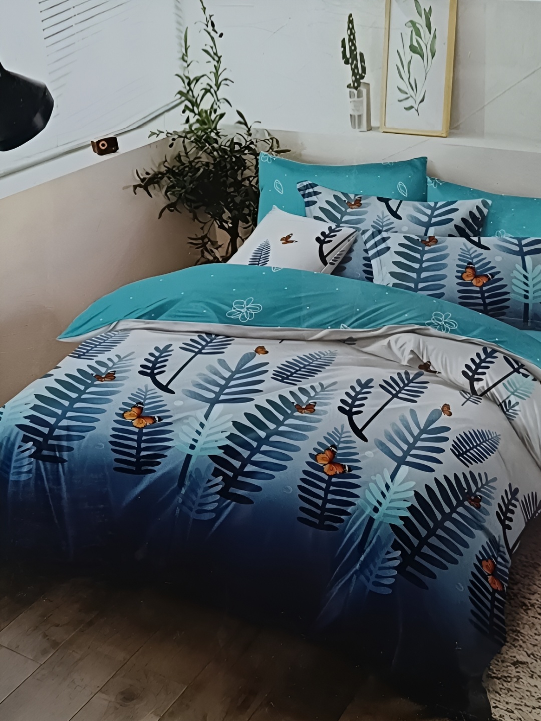 

Signature Blue & White Floral 180 TC King Bedsheet with 4 Pillow Covers