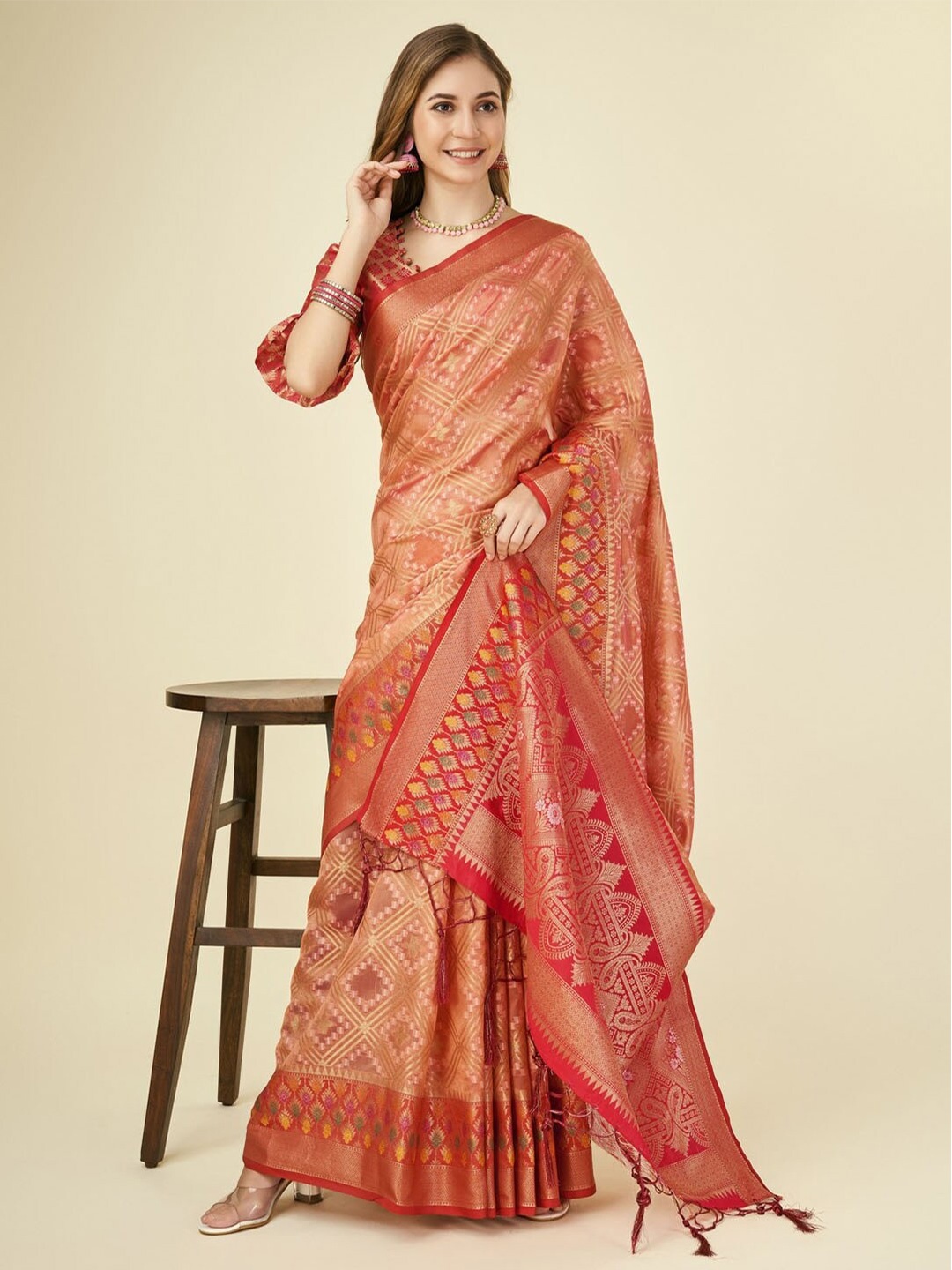 

MAGMINA Geometric Woven Design Zari Organza Banarasi Saree, Peach