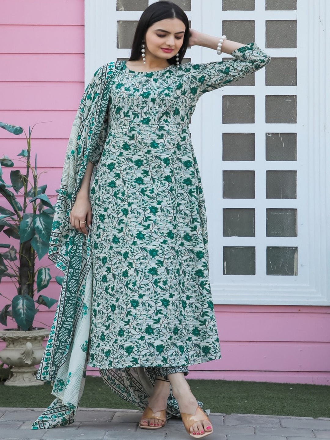 

Modestouze Attires Floral Printed Kurta with Trousers & Dupatta, Green