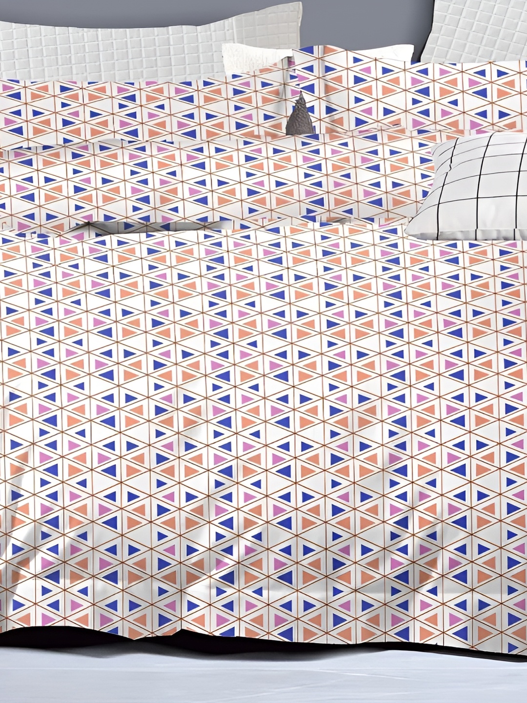 

Signature White & Blue Geometric 160 TC Queen Bedsheet with 2 Pillow Covers