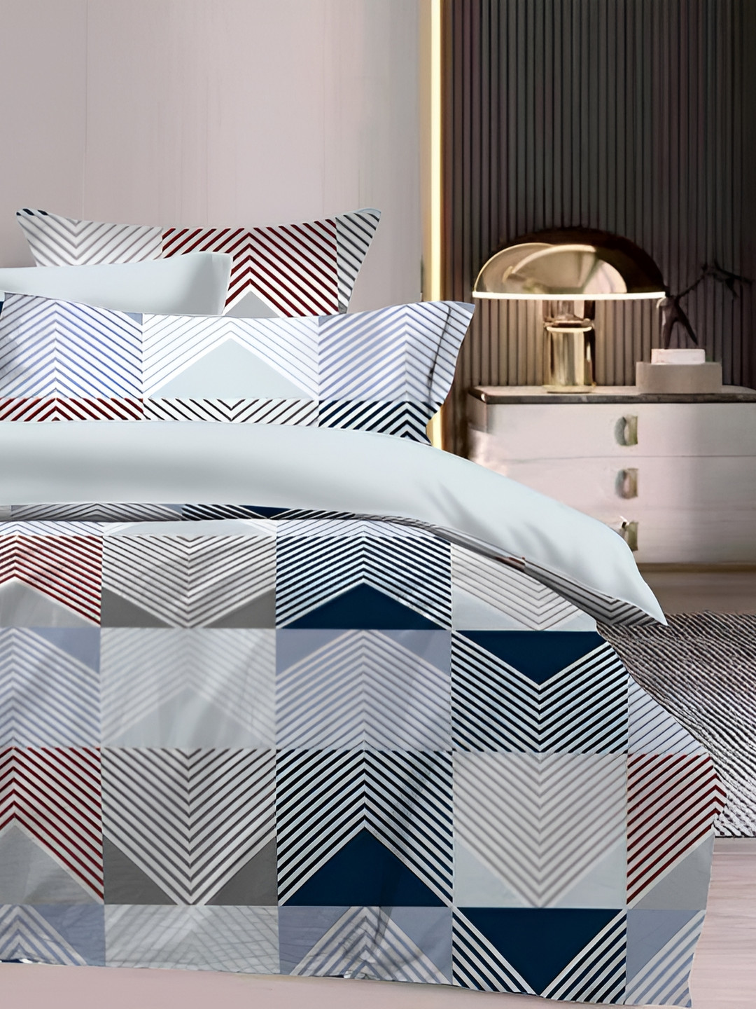 

Signature White & Grey Geometric 160 TC Queen Bedsheet with 2 Pillow Covers