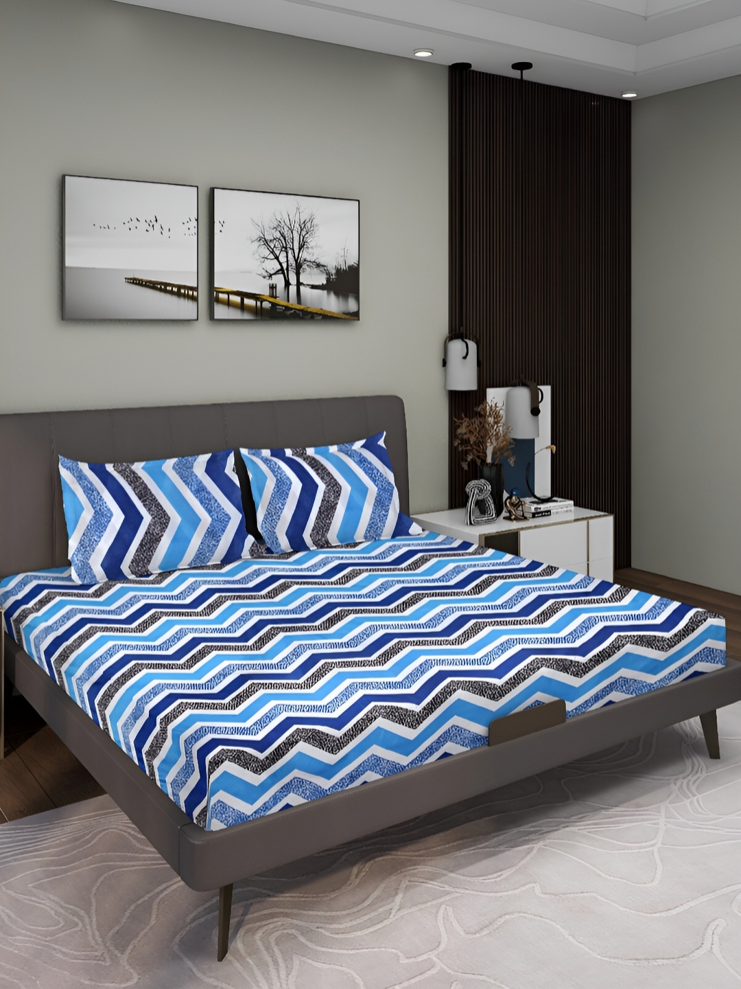 

Aura Blue & White Geometric 144 TC Queen Flat Bedsheet with 2 Pillow Covers
