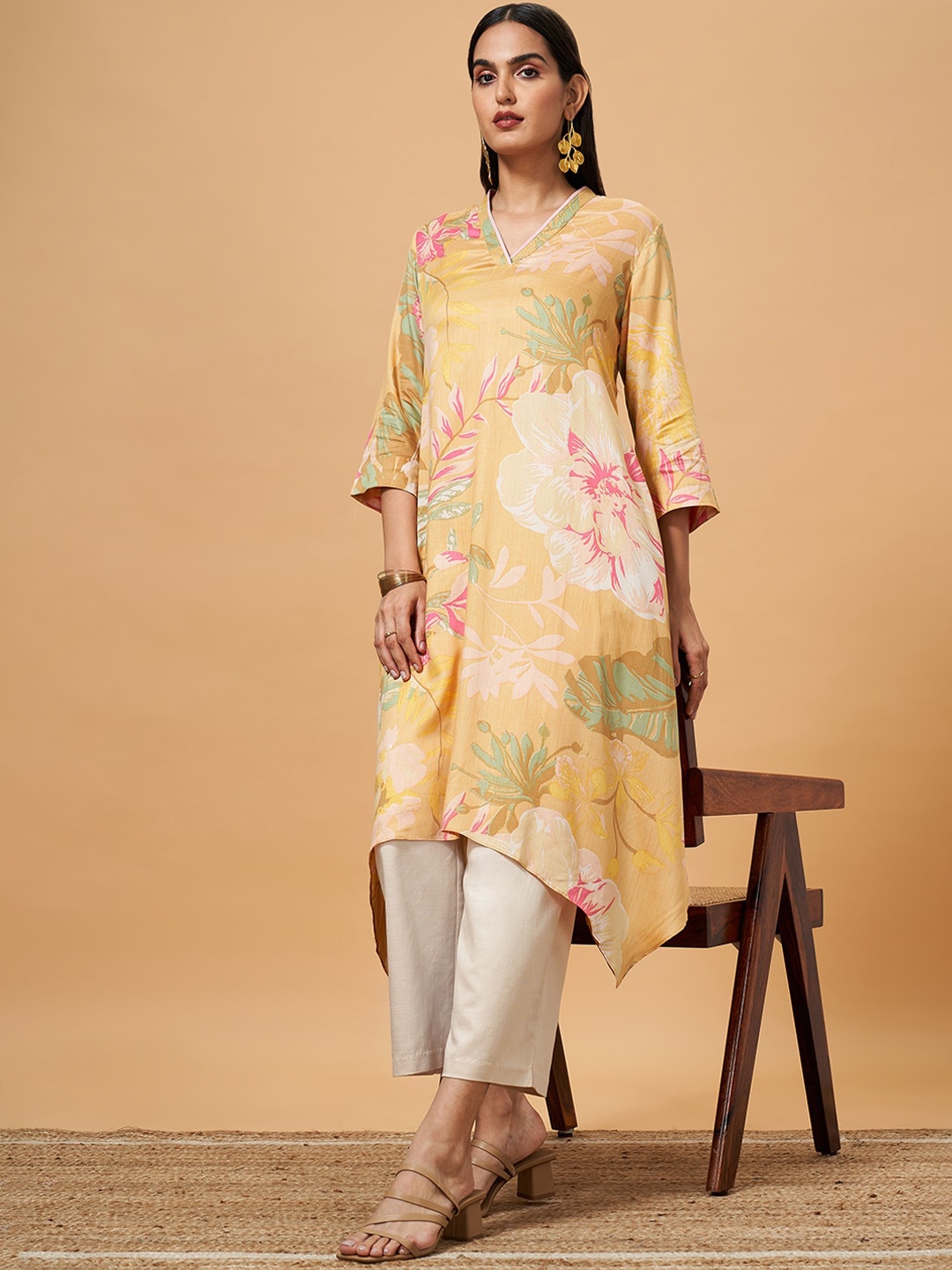 

Marigold Lane Floral Printed V-Neck A-Line Kurta, Yellow