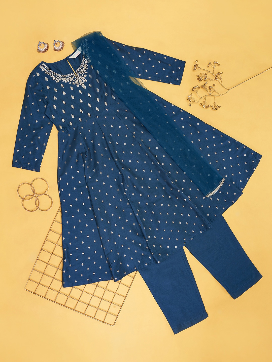 

AKKRITI BY PANTALOONS Girls Ethnic Motifs Embroidered Kurta with Trousers & Dupatta, Blue