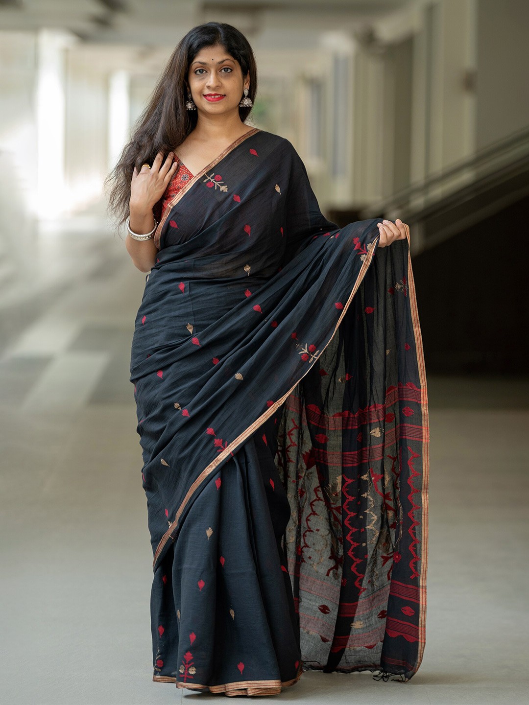 

Weaves of Tradition Ethnic Woven Design Zari Pure Cotton Jamdani Saree, Black
