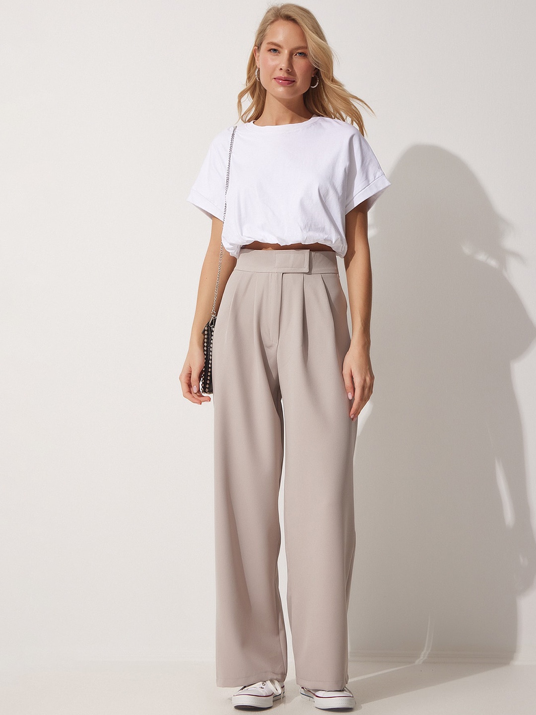 

Happiness istanbul Women Mid-Rise Pleated Parallel Trousers, Beige