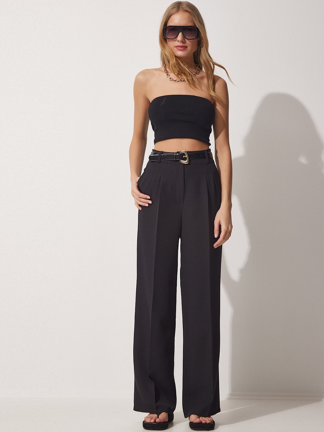 

Happiness istanbul Women Mid-Rise Pleated Parallel Trousers, Black
