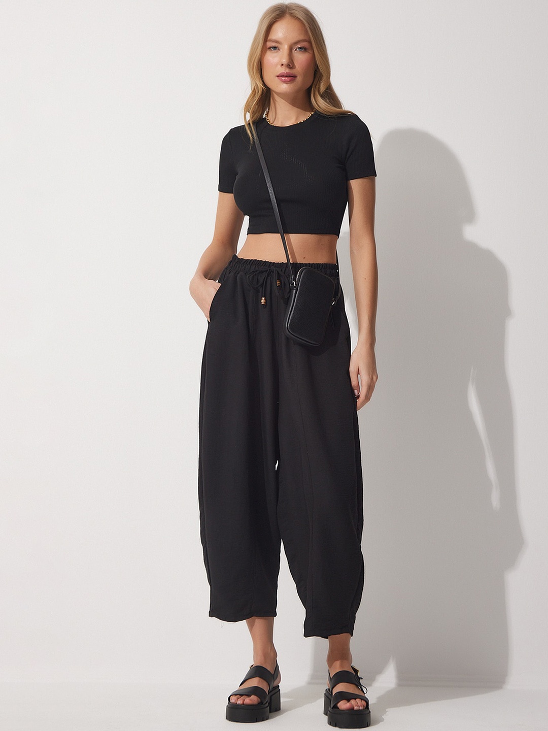 

Happiness istanbul Women Mid-Rise Plain Parallel Trousers, Black