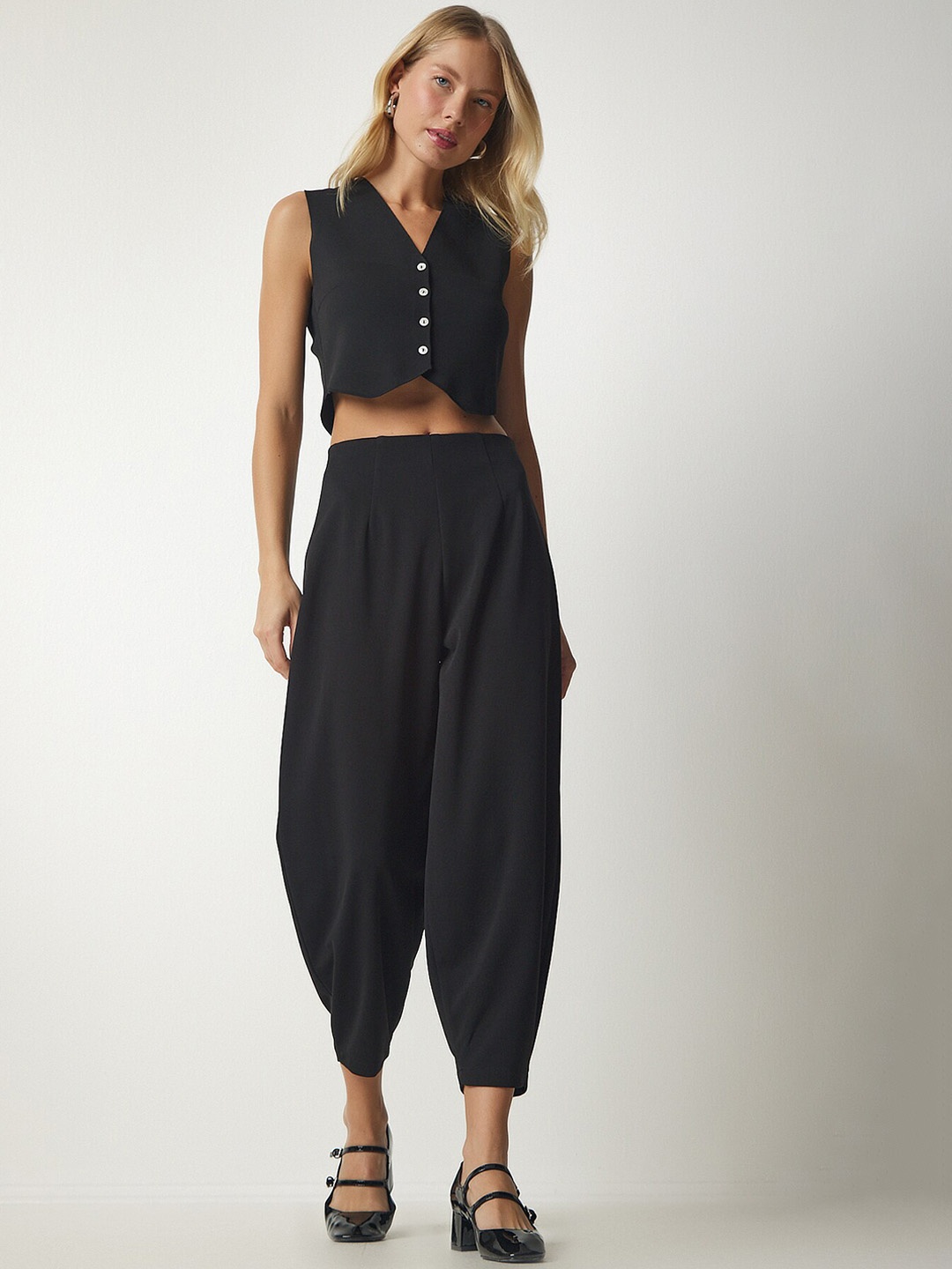 

Happiness istanbul Women Mid-Rise Plain Regular Trousers, Black