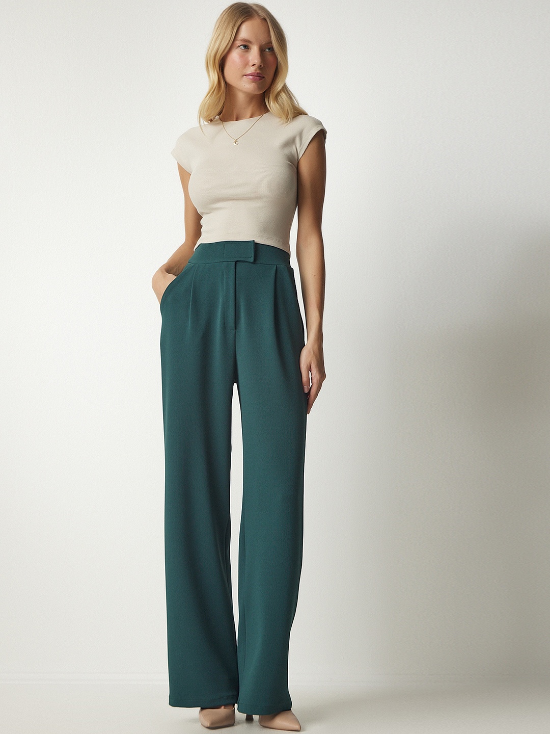 

Happiness istanbul Women Mid-Rise Pleated Plain Parallel Trousers, Green