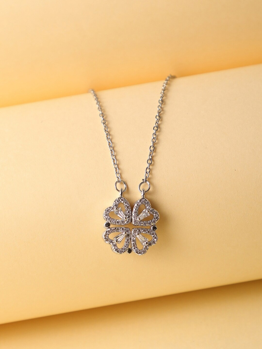 

Zeraki Jewels Stainless Steel Silver Plated Clover Leaf Pendant With Chain
