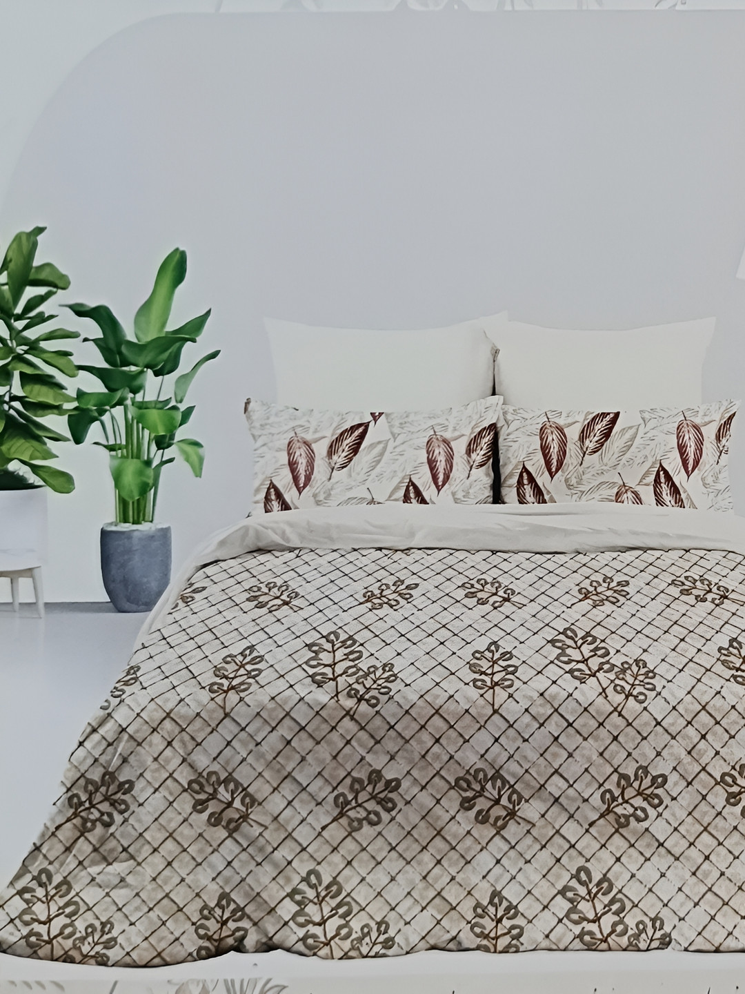 

Signature Olive Green & White Ethnic Motifs 180 TC Queen Bedsheet with 2 Pillow Covers