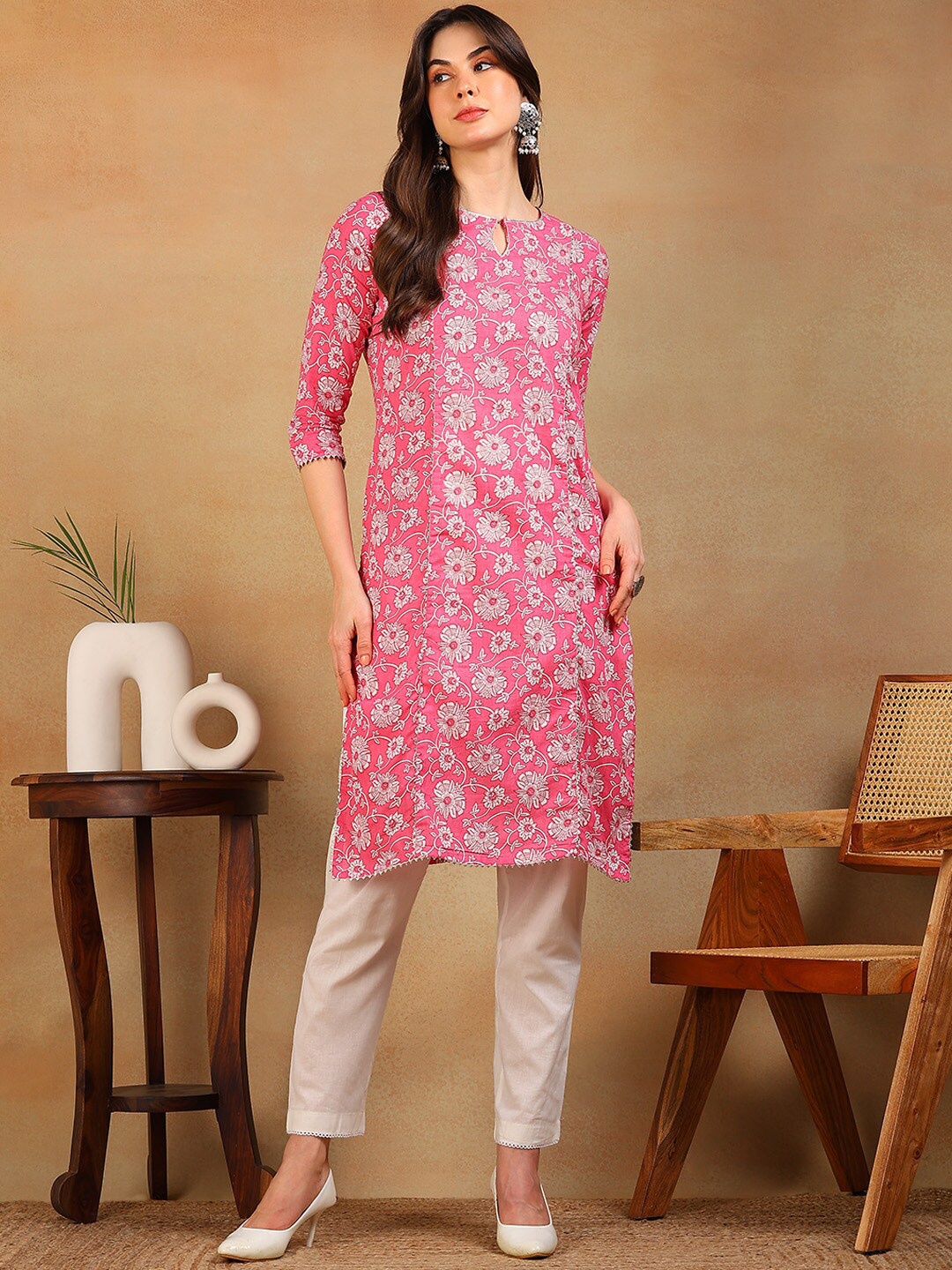 

AHIKA Pink Floral Printed Keyhole Neck Gotta Patti Straight Kurta