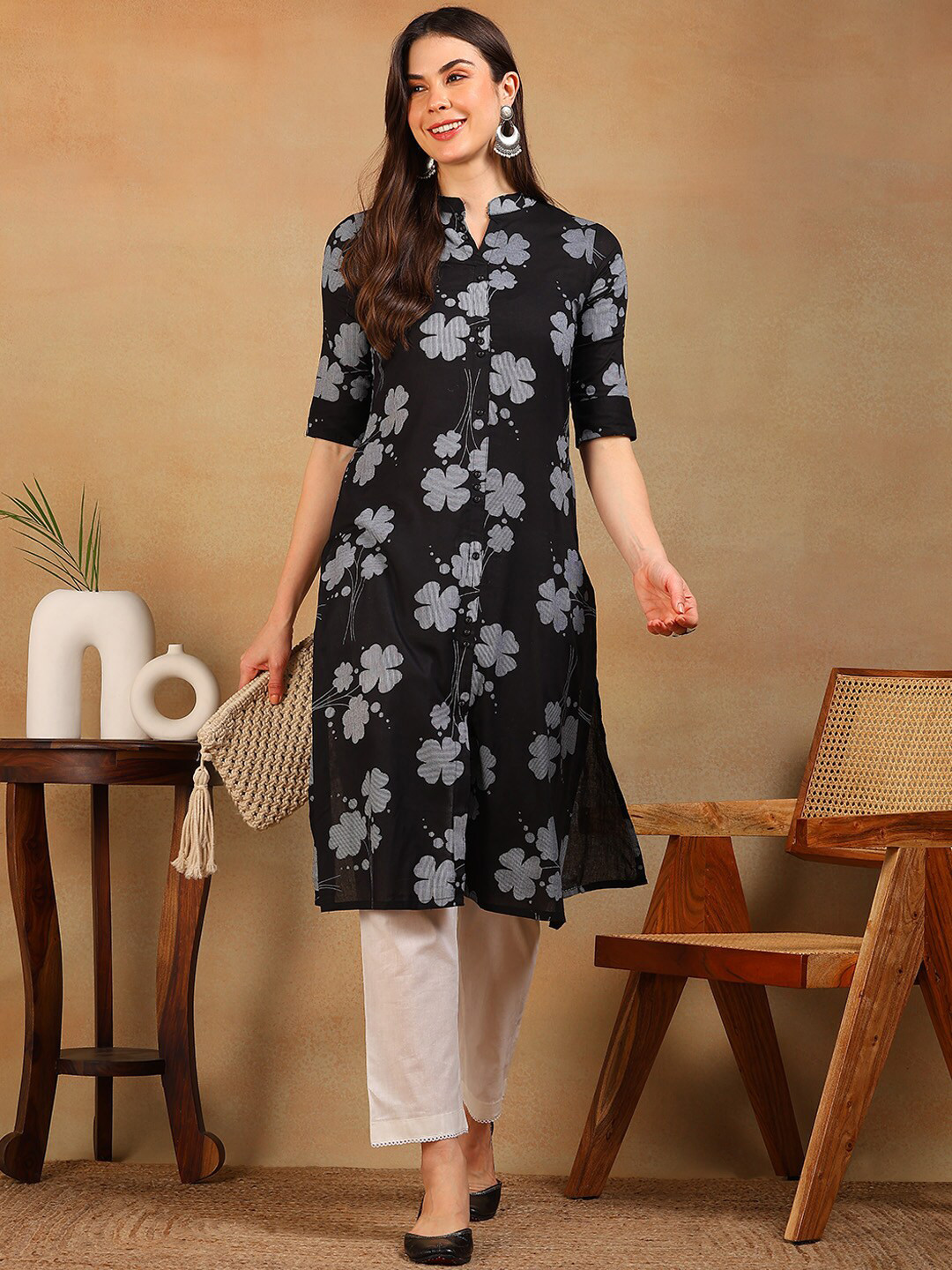 

AHIKA Black Floral Printed Straight Pure Cotton Kurta