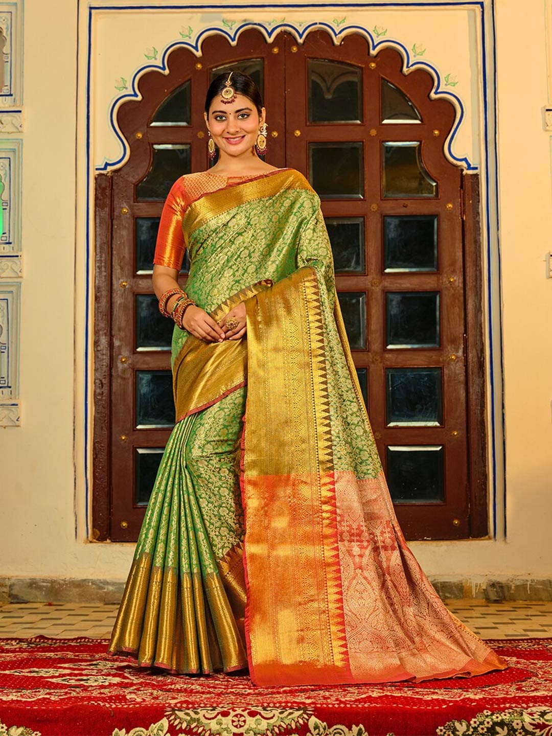 

JUST FASHION Ethnic Motifs Woven Design Zari Kanjeevaram Saree, Green