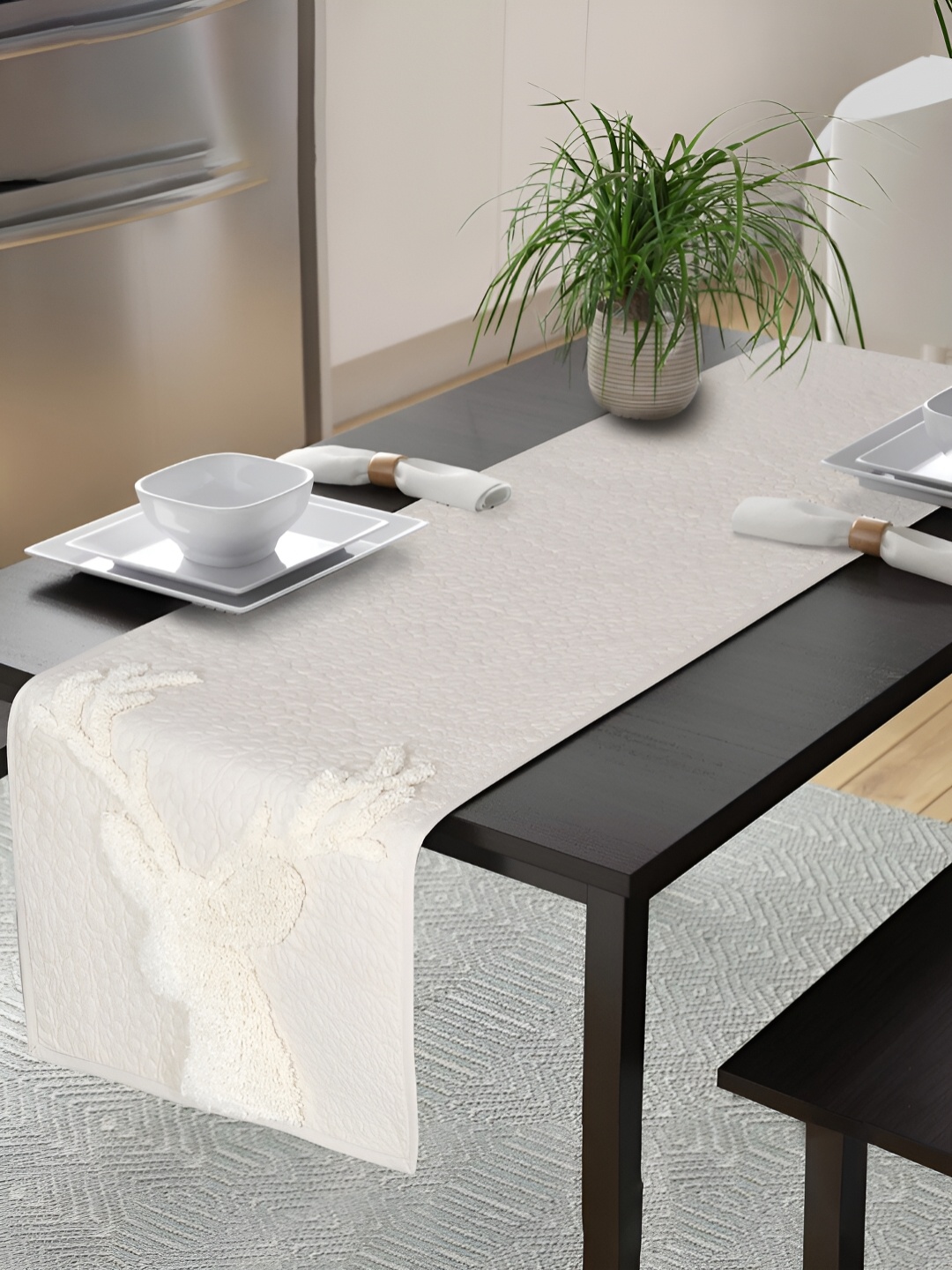

eyda Cream-Coloured Abstract Quilted Cotton Table Runner