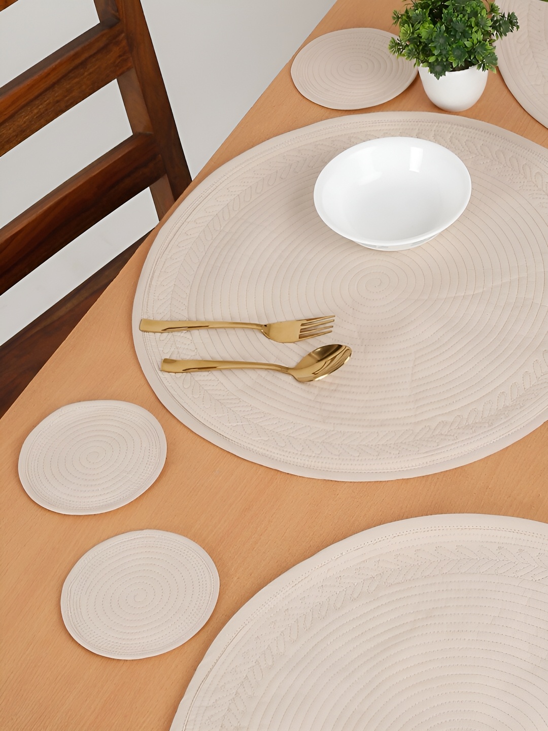 

eyda 6 Pieces Cream-Coloured Quilted Cotton Table Placemats