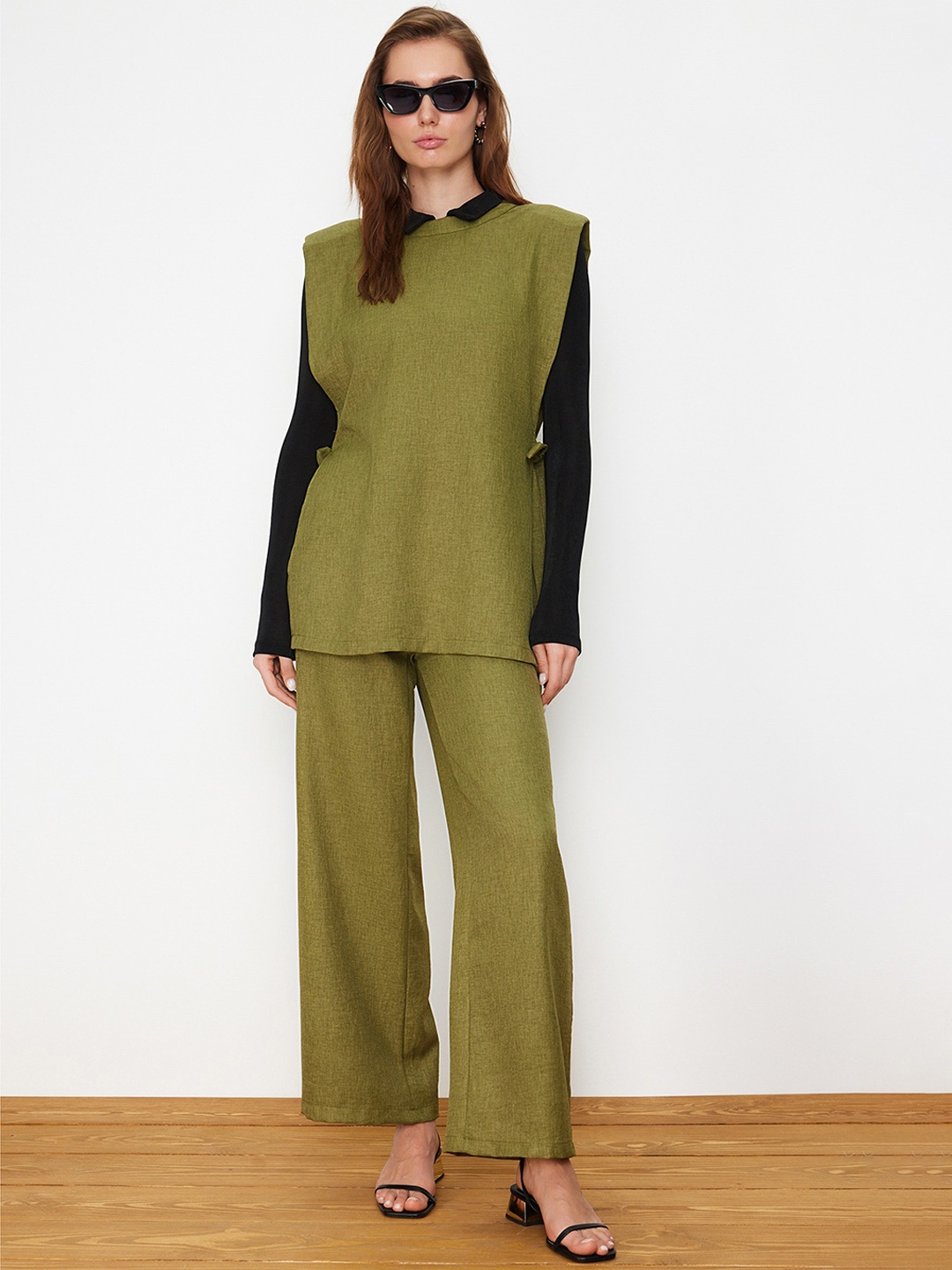 

Trendyol Round Neck Tie Ups Detail Top With Trousers, Green