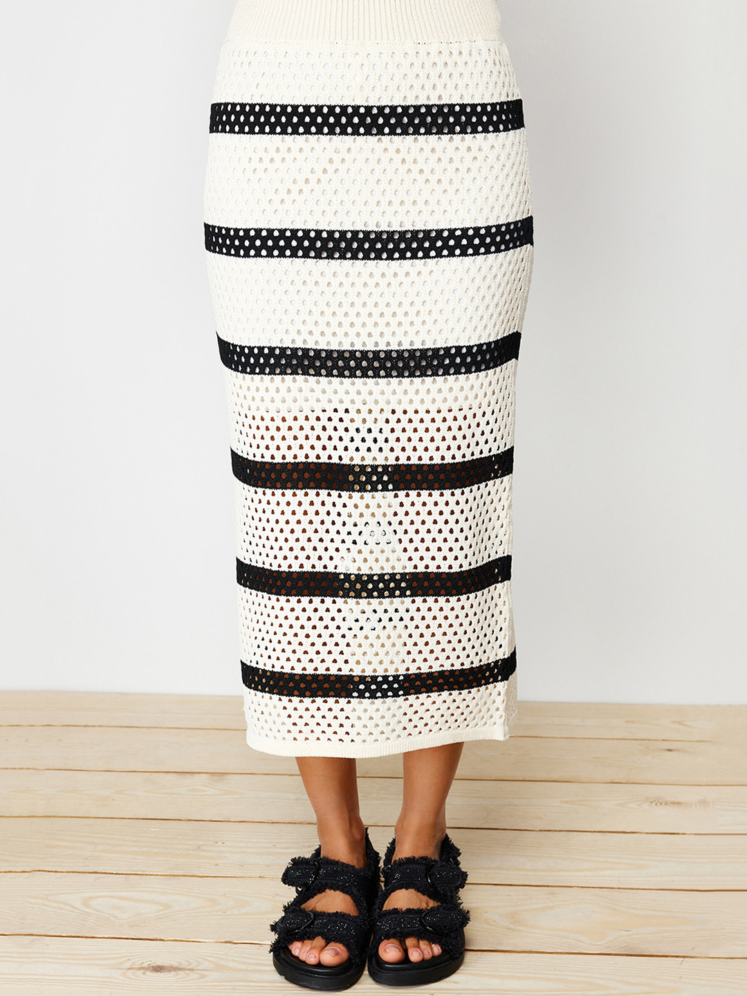 

Trendyol Self Design Crop Top With Skirts Co-Ords, White