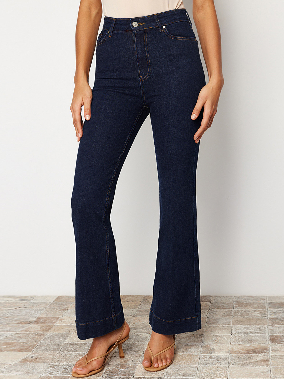 

Trendyol Women Mid-Rise Clean Look Pure Cotton Jeans, Black