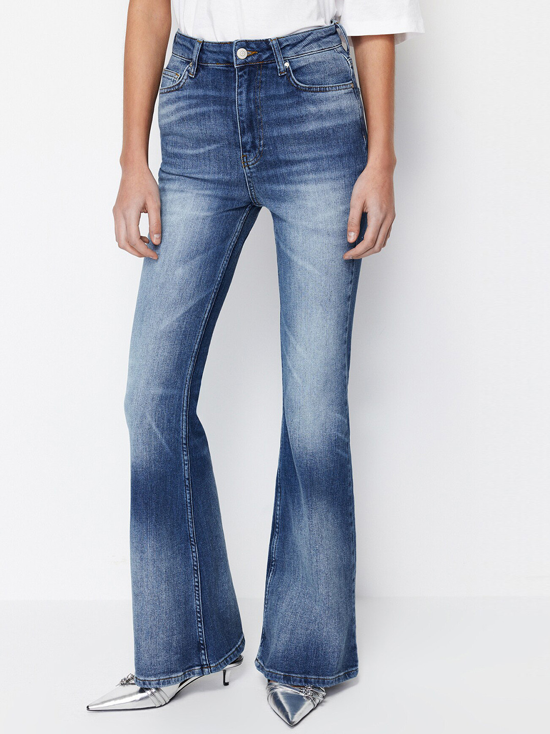 

Trendyol Women Clean Look Heavy Fade Stretchable Jeans, Blue