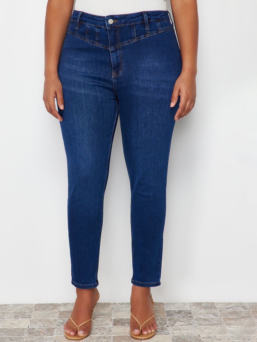 

Trendyol Women Mid Rise Light Fade Pure Cotton Jeans, Blue
