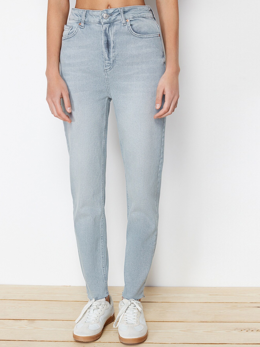 

Trendyol Women Light Fade Clean Look Stretchable Jeans, Blue
